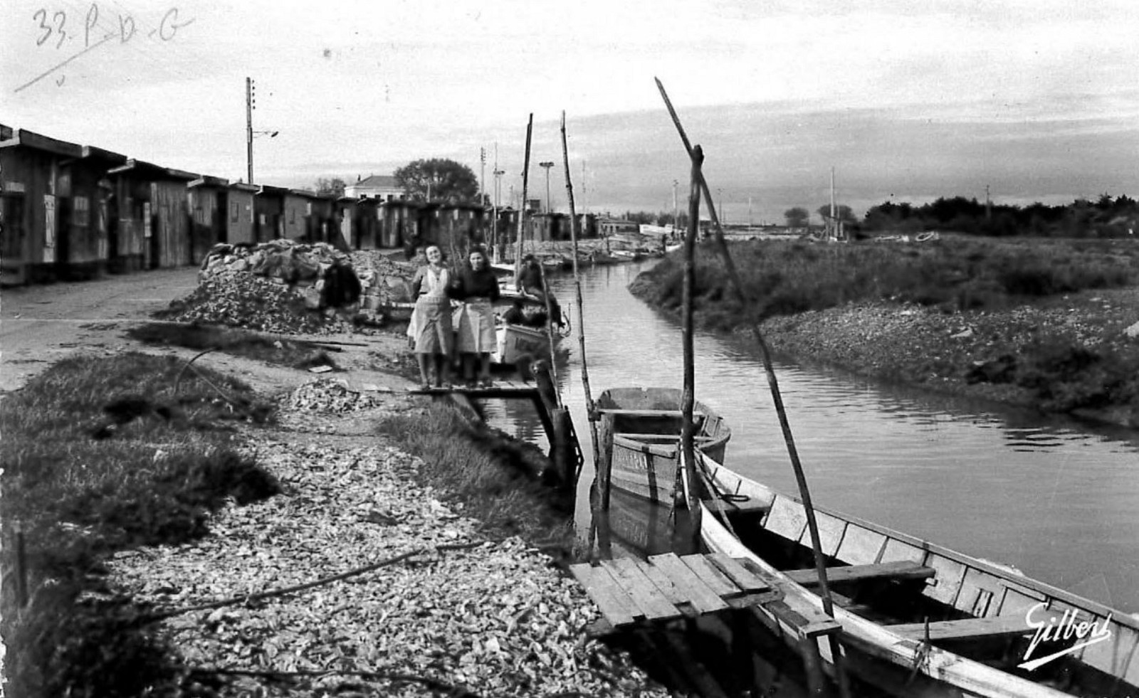 Le vieux port aux Huîtres au début du 20° siècle, des ouvrières détroqueuses.